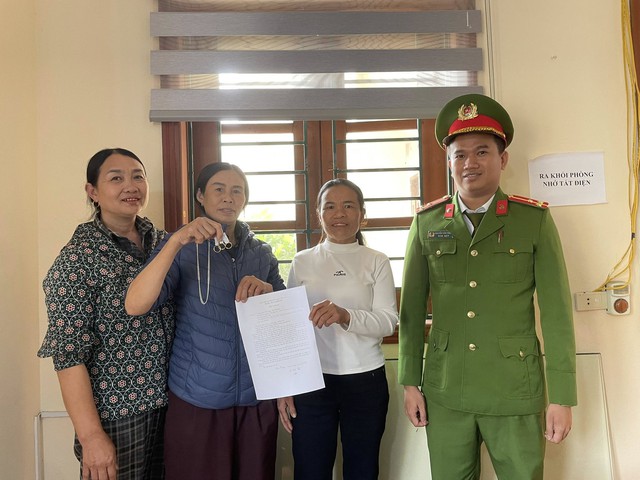 Nhặt được túi vàng ngày giáp Tết, hai phụ nữ tìm người trả lại- Ảnh 1. Nhặt được túi vàng ngày giáp Tết, hai phụ nữ tìm người trả lại- Ảnh 1.