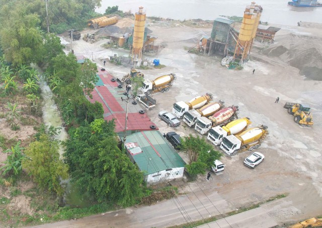 Khởi tố Trưởng trạm bê tông thuộc Công ty CP Việt Trung vì chỉ đạo đổ chất thải ra mương nước- Ảnh 1.