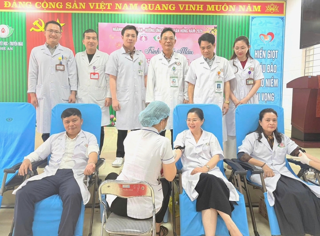 Giám đốc Sở Y tế Nghệ An Lê Thị Hoài Chung (người ngồi thứ 2 bên phải) tham gia hiến máu tại Trung tâm Huyết học – Truyền máu Nghệ An.
