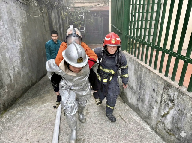 Vụ cháy bùng phát tại một căn nhà trên đường Âu Cơ, phường Tây Hồ, Hà Nội khiến 2 bà cháu mắc kẹt ở tầng 2. Lực lượng chức năng nhanh chóng tiếp cận, tổ chức thoát khói và đưa các nạn nhân xuống an toàn.