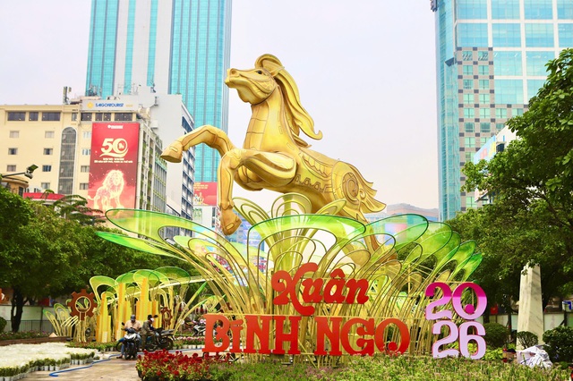 Cận cảnh linh vật ngựa tại Đường hoa Nguyễn Huệ- Ảnh 2.