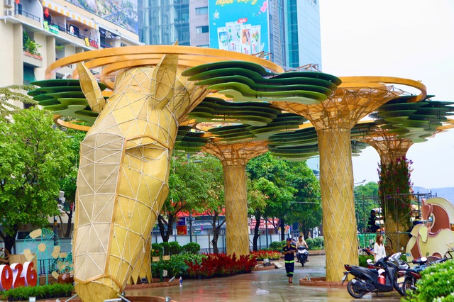 Cận cảnh linh vật ngựa tại Đường hoa Nguyễn Huệ- Ảnh 13.