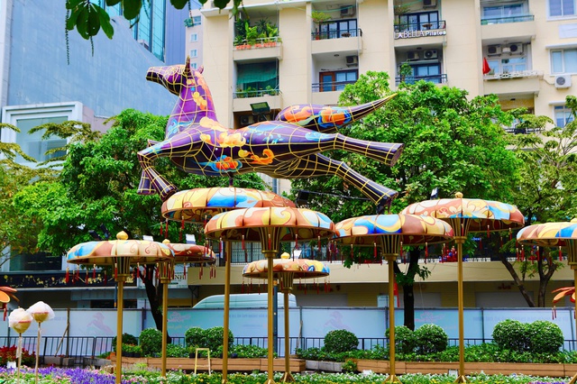 Cận cảnh linh vật ngựa tại Đường hoa Nguyễn Huệ- Ảnh 4.