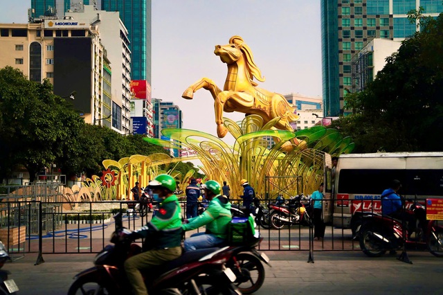 Cận cảnh linh vật ngựa tại Đường hoa Nguyễn Huệ- Ảnh 1.