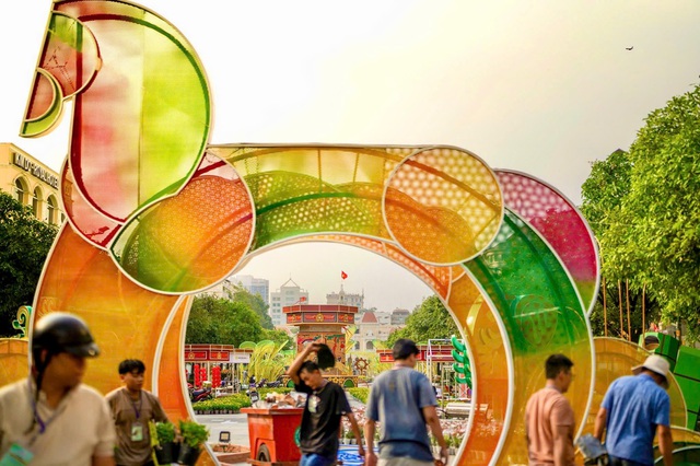 Cận cảnh linh vật ngựa tại Đường hoa Nguyễn Huệ- Ảnh 3.