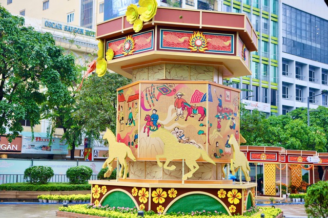 Cận cảnh linh vật ngựa tại Đường hoa Nguyễn Huệ- Ảnh 6.