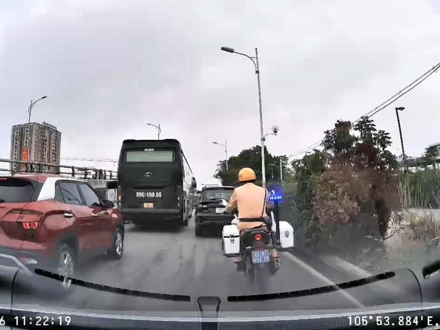 Đau quặn bụng trên xe giữa đường tắc kín, bệnh nhân được CSGT ứng cứu- Ảnh 1.