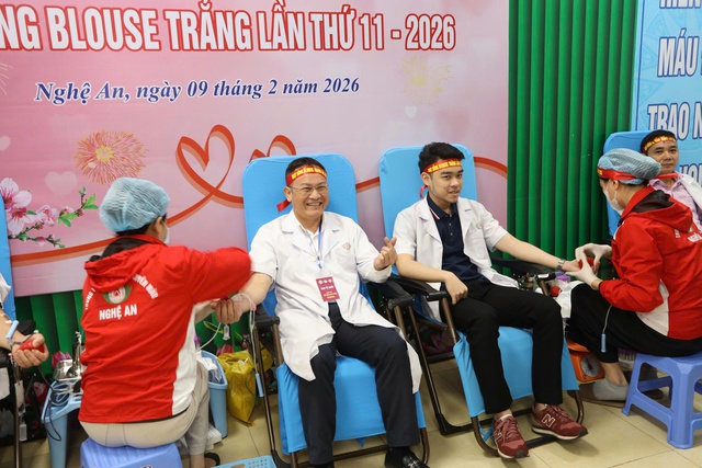 TS.BSCKII Nguyễn Hữu Lê, Phó Giám đốc Sở Y tế Nghệ An tham gia ngày hội hiến máu "Giọt hồng Blouse trắng" lần thứ 11- năm 2026.