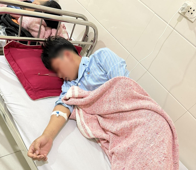 Nhiều người nhập viện nghi ngộ độc sau khi ăn bánh mì- Ảnh 1.