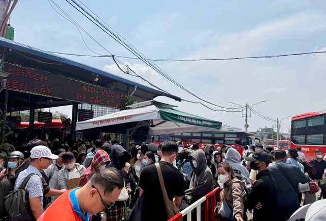 Hàng nghìn người dân vạ vật ở bến xe đông nhất TPHCM chờ xe về quê ăn Tết- Ảnh 3. Hàng nghìn người dân vạ vật ở bến xe đông nhất TPHCM chờ xe về quê ăn Tết- Ảnh 3.
