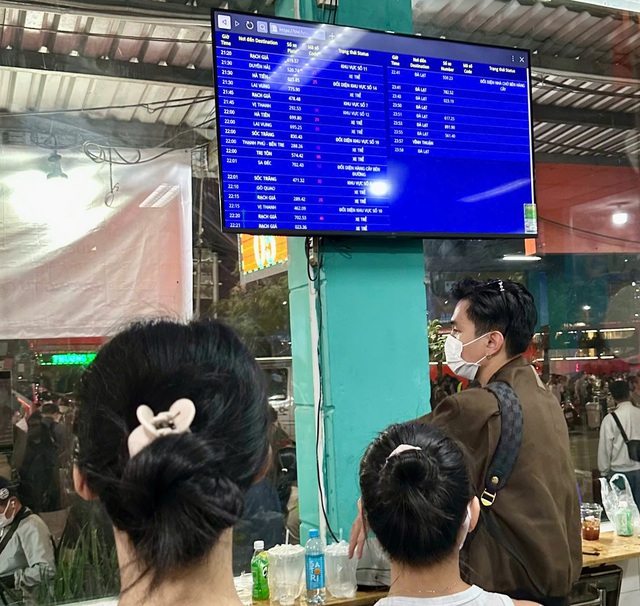 Hàng nghìn người dân vạ vật ở bến xe đông nhất TPHCM chờ xe về quê ăn Tết- Ảnh 5. Hàng nghìn người dân vạ vật ở bến xe đông nhất TPHCM chờ xe về quê ăn Tết- Ảnh 5.