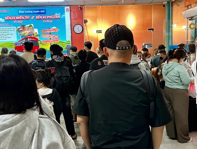 Hàng nghìn người dân vạ vật ở bến xe đông nhất TPHCM chờ xe về quê ăn Tết- Ảnh 4. Hàng nghìn người dân vạ vật ở bến xe đông nhất TPHCM chờ xe về quê ăn Tết- Ảnh 4.