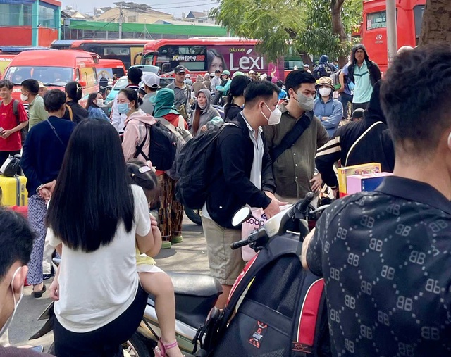 Hàng nghìn người dân vạ vật ở bến xe đông nhất TPHCM chờ xe về quê ăn Tết- Ảnh 1. Hàng nghìn người dân vạ vật ở bến xe đông nhất TPHCM chờ xe về quê ăn Tết- Ảnh 1.