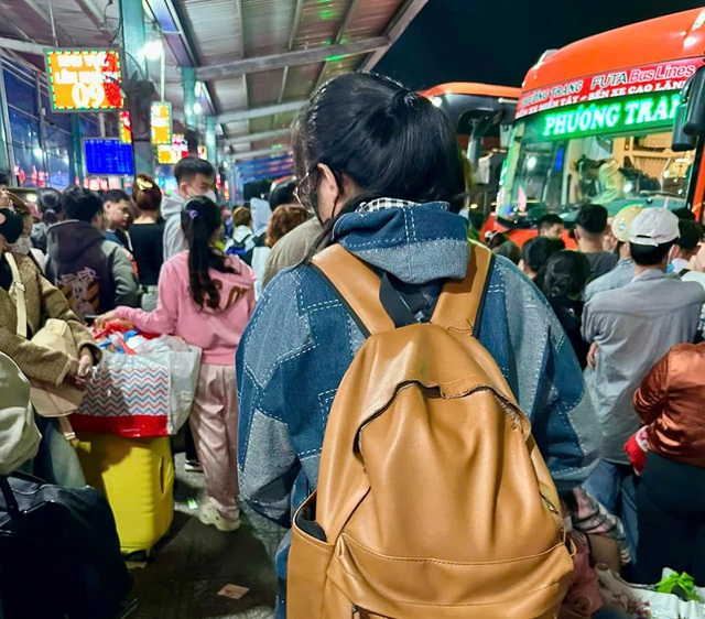 Hàng nghìn người dân vạ vật ở bến xe đông nhất TPHCM chờ xe về quê ăn Tết- Ảnh 7. Hàng nghìn người dân vạ vật ở bến xe đông nhất TPHCM chờ xe về quê ăn Tết- Ảnh 7.