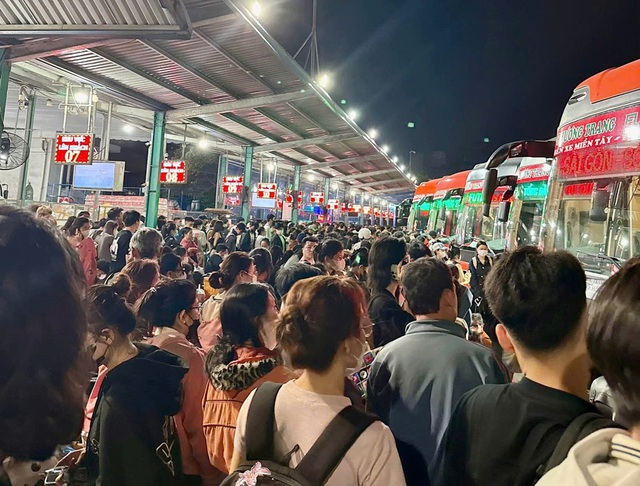 Hàng nghìn người dân vạ vật ở bến xe đông nhất TPHCM chờ xe về quê ăn Tết- Ảnh 6. Hàng nghìn người dân vạ vật ở bến xe đông nhất TPHCM chờ xe về quê ăn Tết- Ảnh 6.