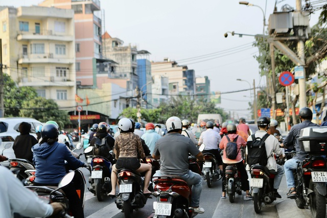 Hàng nghìn người dân vạ vật ở bến xe đông nhất TPHCM chờ xe về quê ăn Tết- Ảnh 2. Hàng nghìn người dân vạ vật ở bến xe đông nhất TPHCM chờ xe về quê ăn Tết- Ảnh 2.