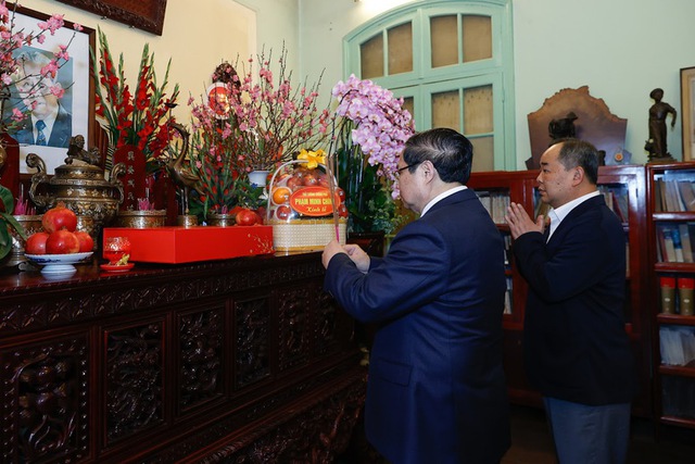 Thủ tướng thăm nguyên lãnh đạo Đảng, Nhà nước và dâng hương tưởng nhớ các đồng chí cố lãnh đạo
- Ảnh 4. Thủ tướng thăm nguyên lãnh đạo Đảng, Nhà nước và dâng hương tưởng nhớ các đồng chí cố lãnh đạo
- Ảnh 4.