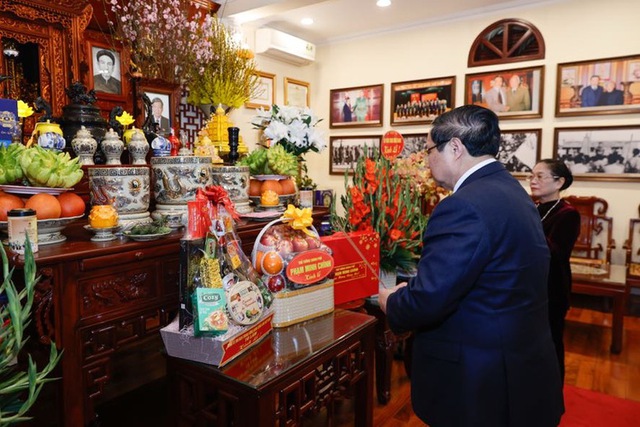 Thủ tướng thăm nguyên lãnh đạo Đảng, Nhà nước và dâng hương tưởng nhớ các đồng chí cố lãnh đạo
- Ảnh 5. Thủ tướng thăm nguyên lãnh đạo Đảng, Nhà nước và dâng hương tưởng nhớ các đồng chí cố lãnh đạo
- Ảnh 5.