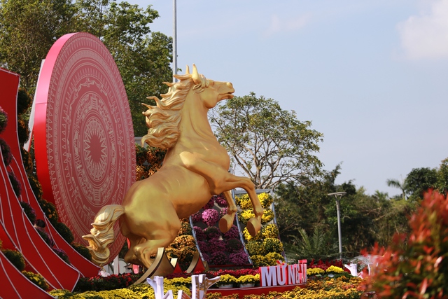 Ngựa vàng bứt phá giữa đường hoa Nghệ An- Ảnh 1.