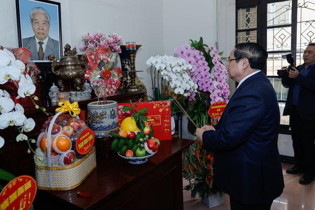 Thủ tướng thăm nguyên lãnh đạo Đảng, Nhà nước và dâng hương tưởng nhớ các đồng chí cố lãnh đạo
- Ảnh 3. Thủ tướng thăm nguyên lãnh đạo Đảng, Nhà nước và dâng hương tưởng nhớ các đồng chí cố lãnh đạo
- Ảnh 3.