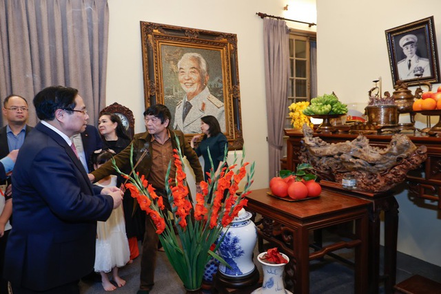 Thủ tướng thăm nguyên lãnh đạo Đảng, Nhà nước và dâng hương tưởng nhớ các đồng chí cố lãnh đạo
- Ảnh 7. Thủ tướng thăm nguyên lãnh đạo Đảng, Nhà nước và dâng hương tưởng nhớ các đồng chí cố lãnh đạo
- Ảnh 7.