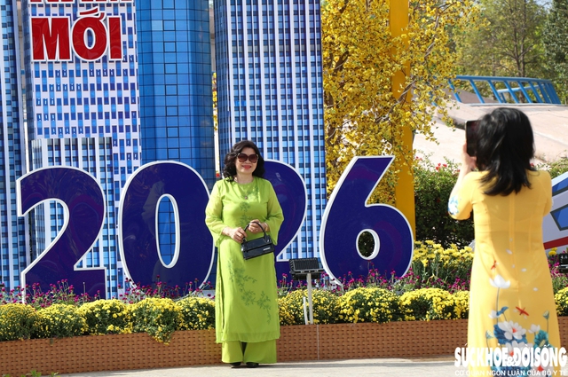 Người dân Khánh Hòa xúng xính áo mới du xuân cuối năm sớm- Ảnh 9.