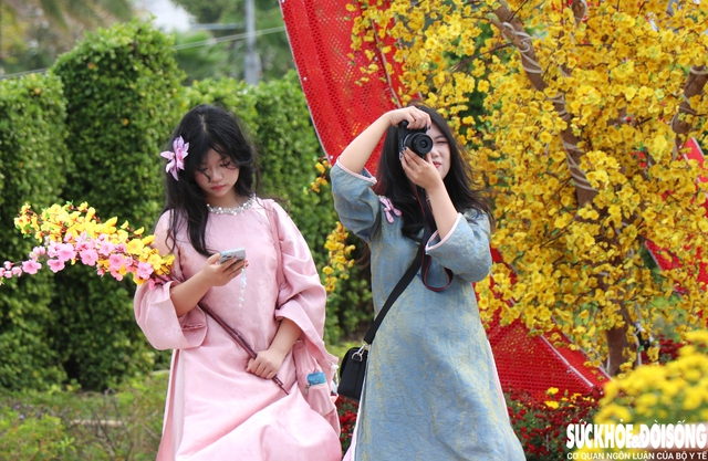 Người dân Khánh Hòa xúng xính áo mới du xuân cuối năm sớm- Ảnh 7.