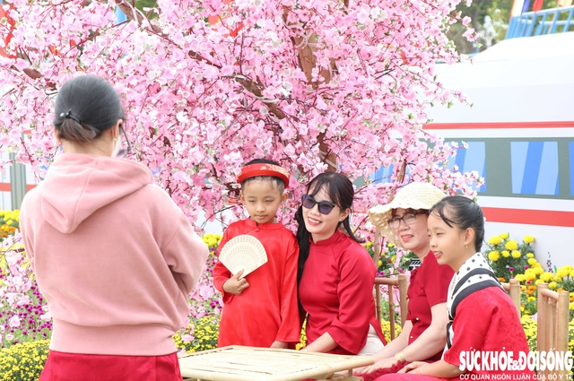 Người dân Khánh Hòa xúng xính áo mới du xuân cuối năm sớm- Ảnh 3.