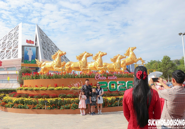 Người dân Khánh Hòa xúng xính áo mới du xuân cuối năm sớm- Ảnh 1.