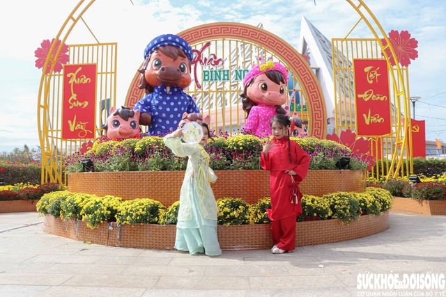 Người dân Khánh Hòa xúng xính áo mới du xuân cuối năm sớm- Ảnh 4.