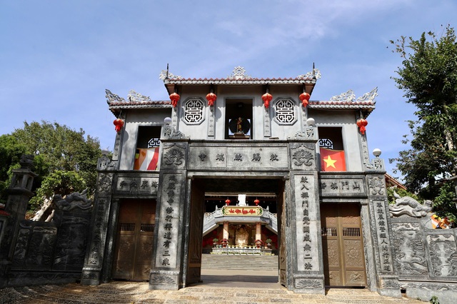 Rộn ràng chụp ảnh Tết tại ngôi chùa cuối cùng Việt Nam được phong Sắc tứ- Ảnh 1.