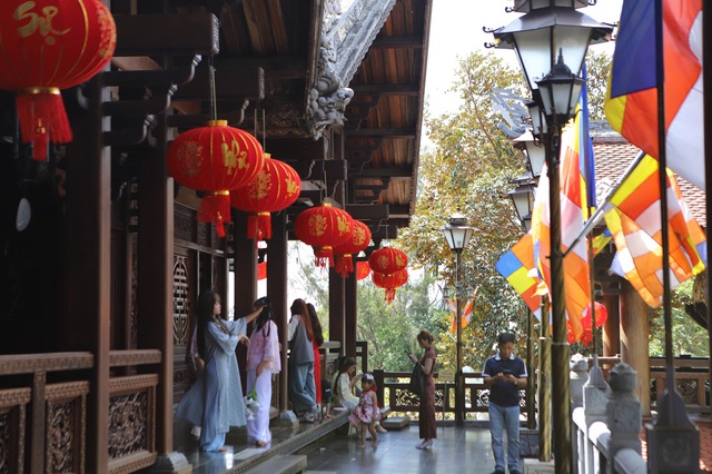 Rộn ràng chụp ảnh Tết tại ngôi chùa cuối cùng Việt Nam được phong Sắc tứ- Ảnh 2.