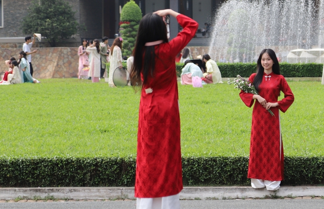 Người dân TPHCM xúng xính áo dài chụp hình đón Tết- Ảnh 13. Người dân TPHCM xúng xính áo dài chụp hình đón Tết- Ảnh 13.