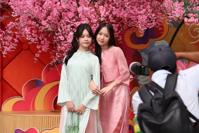 Người dân TPHCM xúng xính áo dài chụp hình đón Tết- Ảnh 10. Người dân TPHCM xúng xính áo dài chụp hình đón Tết- Ảnh 10.