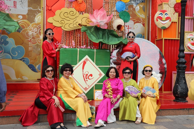 Người dân TPHCM xúng xính áo dài chụp hình đón Tết- Ảnh 1. Người dân TPHCM xúng xính áo dài chụp hình đón Tết- Ảnh 1.