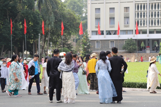 Người dân TPHCM xúng xính áo dài chụp hình đón Tết- Ảnh 14. Người dân TPHCM xúng xính áo dài chụp hình đón Tết- Ảnh 14.