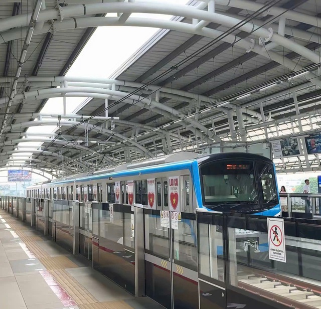 Du khách đi xe buýt và Metro miễn phí ngắm TPHCM trong dịp Tết Nguyên đán- Ảnh 1. Du khách đi xe buýt và Metro miễn phí ngắm TPHCM trong dịp Tết Nguyên đán- Ảnh 1.