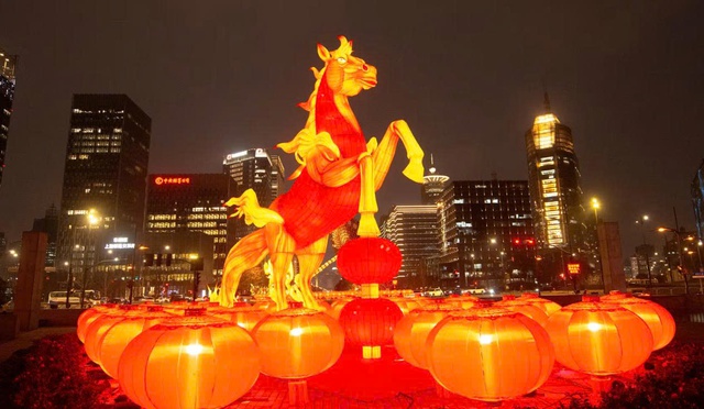 Năm Ngựa Lửa 2026: Không khí Tết rực đỏ và làn sóng di chuyển kỷ lục- Ảnh 1. Năm Ngựa Lửa 2026: Không khí Tết rực đỏ và làn sóng di chuyển kỷ lục- Ảnh 1.