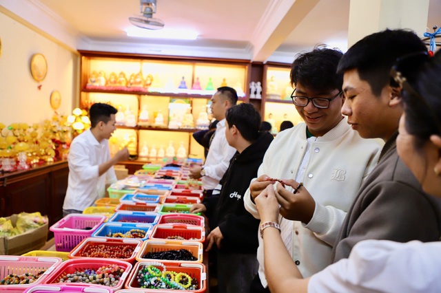 Mùng 1 Tết, người dân phố núi đi chùa cầu bình an- Ảnh 3.