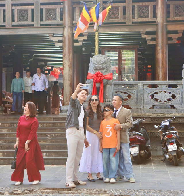 Mùng 1 Tết, người dân phố núi đi chùa cầu bình an- Ảnh 7.