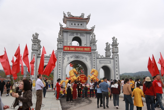 Hàng nghìn người đi lễ Đền Ông Hoàng Mười trong ngày mùng 1 Tết- Ảnh 1.