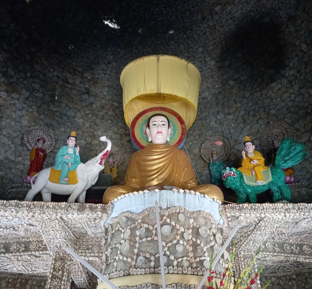 Du xuân thăm ngôi chùa làm bằng vỏ ốc độc đáo ở miền Trung- Ảnh 2.