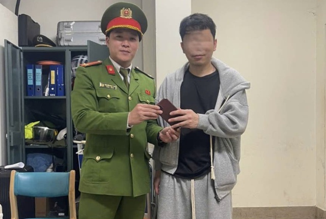 Cán bộ Đồn Công an Sân bay Quốc tế Nội Bài giúp hành khách tìm lại iPhone 14 Promax- Ảnh 1.