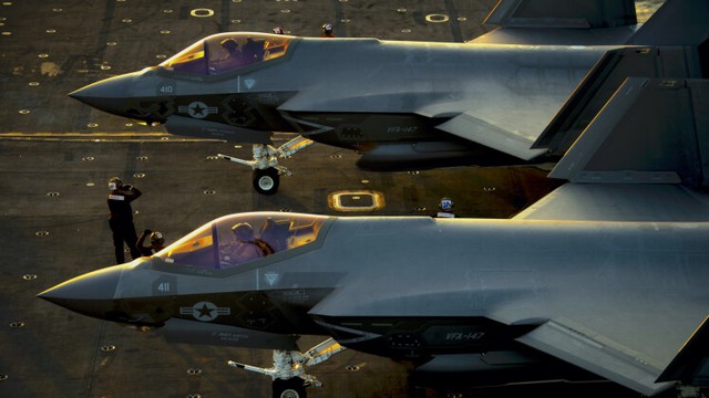 Siêu tàu sân bay Mỹ mang bộ đôi săn radar sẵn sàng 'bịt mắt' phòng không Iran- Ảnh 1.