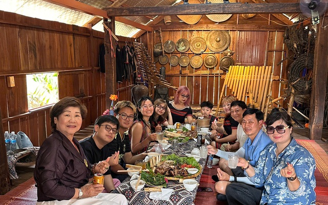 Du khách nước ngoài hào hứng trải nghiệm Tết cổ truyền Việt Nam- Ảnh 3.