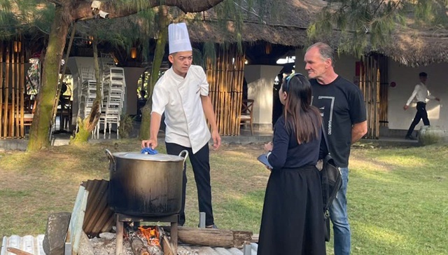 Du khách nước ngoài hào hứng trải nghiệm Tết cổ truyền Việt Nam- Ảnh 2.