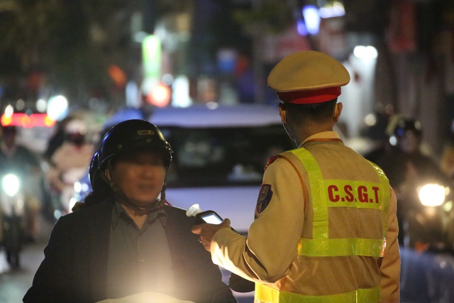 Tai nạn giao thông mùng 2 Tết giảm sâu, hơn 2.800 tài xế vi phạm nồng độ cồn- Ảnh 2. Tai nạn giao thông mùng 2 Tết giảm sâu, hơn 2.800 tài xế vi phạm nồng độ cồn- Ảnh 2.