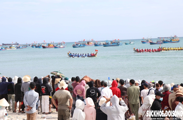 Đua thuyền mùng 3 Tết: Rộn ràng sóng nước đầu Xuân tại Khánh Hòa- Ảnh 8.