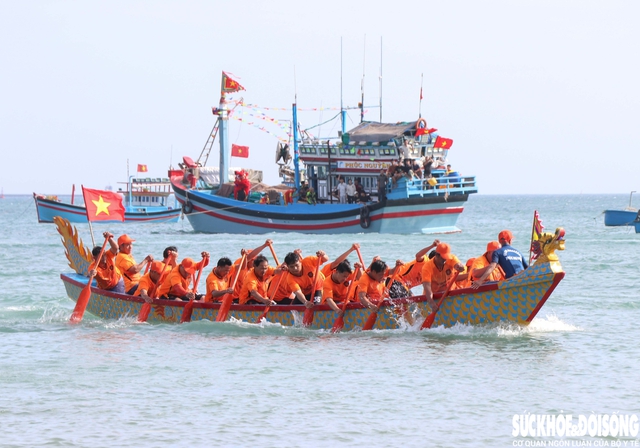 Đua thuyền mùng 3 Tết: Rộn ràng sóng nước đầu Xuân tại Khánh Hòa- Ảnh 7.
