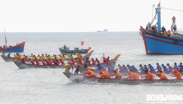 Đua thuyền mùng 3 Tết: Rộn ràng sóng nước đầu Xuân tại Khánh Hòa- Ảnh 6.